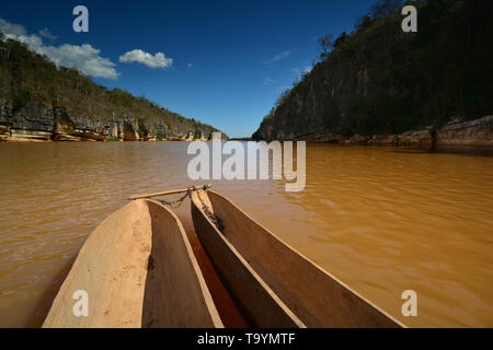 Tradizionale canoa malgascio durante un viaggio in sul fiume Manambolo. Tsingy de Bemaraha National Park. Madagascar, Africa Foto Stock