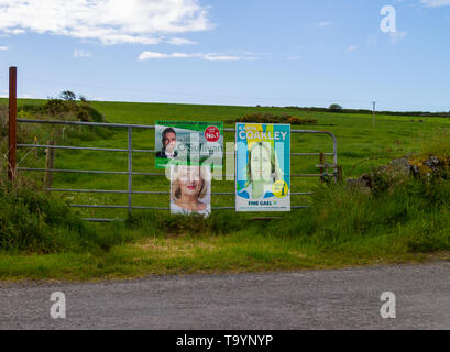 Partito politico manifesti legati a una fattoria durante un'elezione Foto Stock