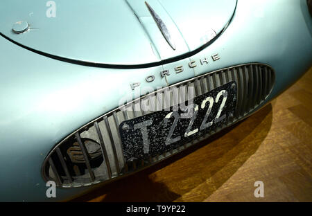 Un 1939 Porsche tipo 64, la più antica vettura di indossare un badge Porsche, sul display da Sotheby's Gallery di Londra. La vettura è il solo tipo di superstite 64 e si prevede di recuperare in eccesso di 20 milioni di dollari quando si va per asta questo mese di agosto in California. Foto Stock