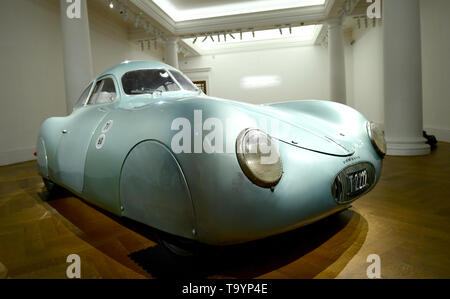 Un 1939 Porsche tipo 64, la più antica vettura di indossare un badge Porsche, sul display da Sotheby's Gallery di Londra. La vettura è il solo tipo di superstite 64 e si prevede di recuperare in eccesso di 20 milioni di dollari quando si va per asta questo mese di agosto in California. Foto Stock