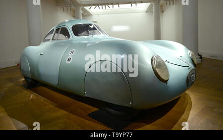 Un 1939 Porsche tipo 64, la più antica vettura di indossare un badge Porsche, sul display da Sotheby's Gallery di Londra. La vettura è il solo tipo di superstite 64 e si prevede di recuperare in eccesso di 20 milioni di dollari quando si va per asta questo mese di agosto in California. Foto Stock