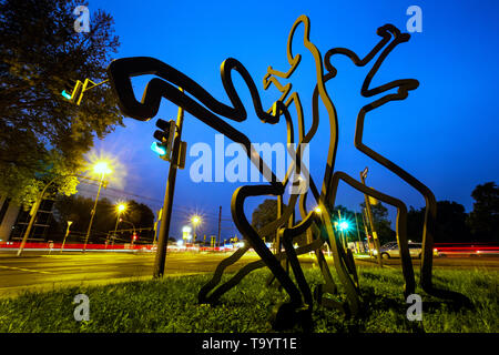 Dortmund, 20.5.2019: Acciaio scultura "atteggiamento" dall'artista Christine Böse davanti al Westfalentower presso il B1 intersezione Westfalendamm / Semmerteichstraße. --- Di Dortmund, 20.5.2019: Stahlplastik "atteggiamento" der Künstlerin Christine Böse vor dem Westfalentower an der B1-Kreuzung Westfalendamm/Semmerteichstraße. Foto Stock