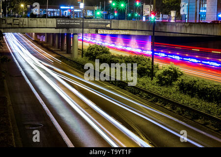 Dortmund, 20.5.2019: Bundesstraße B1 (Rheinlanddamm) in Dortmund Città area. Sottopassaggio sotto la strada che attraversa Märkische Straße. --- Di Dortmund, 20.5.2019: Bundesstraße B1 (Rheinlanddamm) im Stadtbereich Dortmund. Unterführung unter der Straßenkreuzung Märkische Straße. Foto Stock