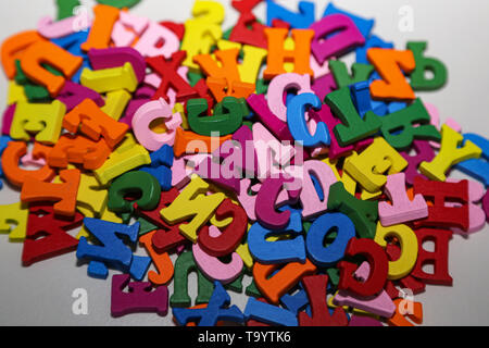 Set di plastica colorata lettere e numeri. Foto Stock