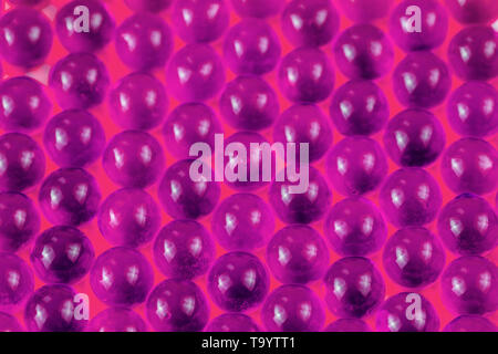 Proton viola palla sferica capsule messa a fuoco selettiva strano sfondo astratto. Foto Stock