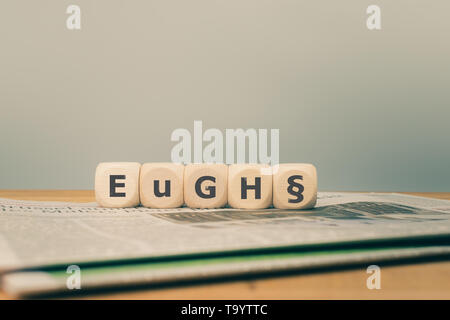 Simbolo di una decisione della Corte di giustizia europea. Il tedesco della sigla "EuGH' (acronimo per la Corte di giustizia europea la Corte di giustizia europea) scritto su cubetti pla Foto Stock