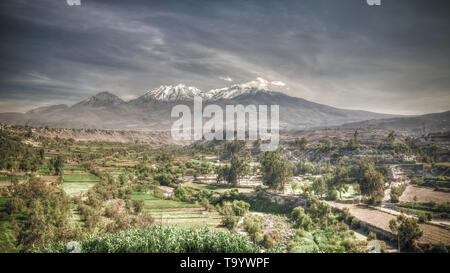 Vista panoramica di Vulcano Chachani mountain e Arequipa città dal punto di vista Yanahuara in Arequipa, Perù Foto Stock