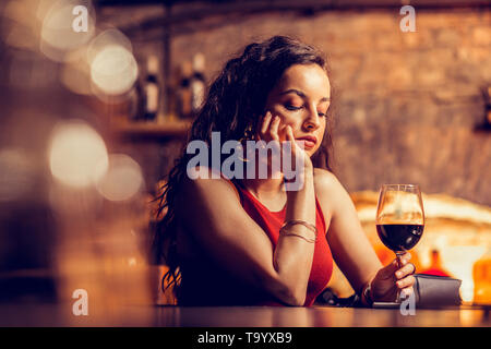 Sentimento donna triste e solitaria in attesa del fidanzato Foto Stock