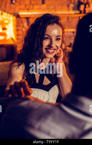 Trasmissione via IR di ragazza a parlare con il suo uomo trascorrendo la notte in bar Foto Stock