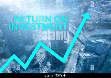 ROI - ritorno degli investimenti. La borsa e la crescita finanziaria concetto sul business sfocata sullo sfondo al centro. Foto Stock