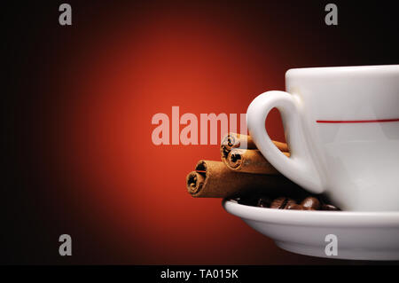Tazza di caffè, bastoncini di cannella e i chicchi di caffè con copyspace. Foto Stock