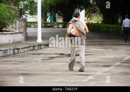 Il cinese vecchio uomo gente camminare sul sentiero di scoperta in Piazza Tian Tan giardino di Tiantan tempio a Shantou Swatow o maggio su 7, 2018 in Chaozhou, Cina Foto Stock