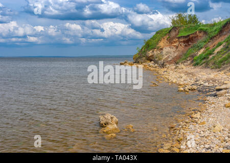 La molla paesaggio selvaggio con spiaggia su una zona collinare Kakhovka serbatoio collocato sul Dnipro River vicino villaggio Skelki, Ucraina Foto Stock