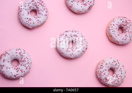 Molte gustose ciambelle sul colore di sfondo Foto Stock