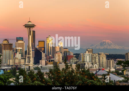 Una vista maestosa di Seattle skyline vith a Snow-capped Mount Rainier in background al tramonto Foto Stock