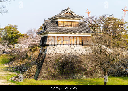 Castello di Kumamoto che mostra il 2016 dal sisma. L'Inui la Yagura, torretta, con il Ishigaki muri in pietra intorno e sotto in gran parte crollato. Foto Stock