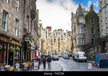 La gente che camminava lungo il pittoresco Cockburn Street è fiancheggiata da ristoranti e negozi a Edimburgo città vecchia in una giornata invernale Foto Stock