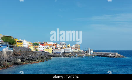 Los Abrigos, Tenerife, Isole Canarie, Spagna - 17 Marzo 2019: un pittoresco villaggio di pescatori in Granadilla de Abona, nota per i suoi raffinati piatti di pesce Foto Stock