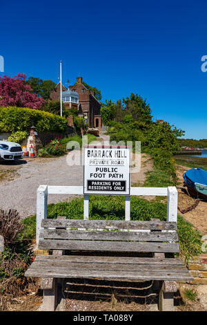 Segno per la strada privata della baracca collina che conduce dalla spiaggia Upnor al castello sul fiume Medway, Kent, Regno Unito Foto Stock