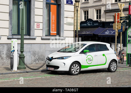 Auto ZEN ,automobile condividere, ZENCAR ZOE Renault auto elettrica di ricarica in Rue d'Arlon,Bruxelles,Belgio,UE, Europa Foto Stock