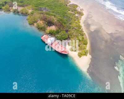 Arrugginita naufragio sull'isola caraibica cay in Roatan, Honduras Foto Stock