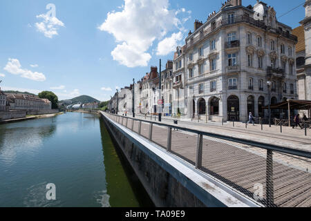 Besançon (Francia nord-orientale): quay quai du Vieil Picard" lungo il fiume Doubs, District De La Boucle, nel centro della città.Caption locale *** Foto Stock