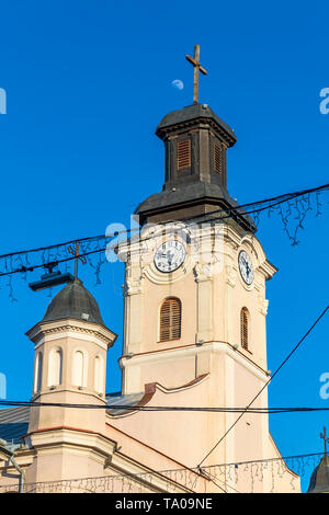 Torre della chiesa di San Giorgio nella città di Uzhhorod, Ucraina. Si tratta di una chiesa cattolica romana costruita nel 1762-1766 in stile tardo-barocco. Orologio città collocata su t Foto Stock