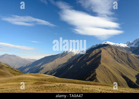 Viste di belle montagne del Caucaso, durante il trekking si collega i villaggi e Omalo Shatili, da Tusheti a Khevsureti, Georgia. Foto Stock