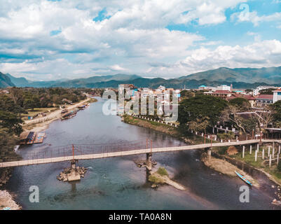 Ponte di bambù su Nam Song River a Vang Vieng village, Laos. Vista superiore della citta'. Il paesaggio urbano. Bellissima natura dell'Asia. Foto Stock