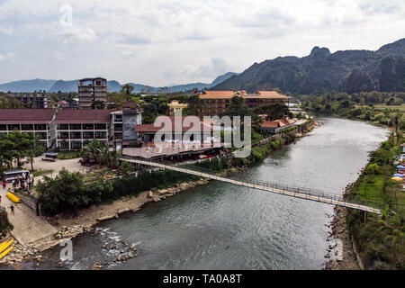 Ponte di bambù su Nam Song River a Vang Vieng village, Laos. Vista superiore della citta'. Il paesaggio urbano. Bellissima natura dell'Asia. Foto Stock