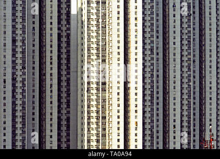 Hong kong SAR/CINA - 2001.03.01: facciate di edifici di appartamenti in Tsuen Wan Foto Stock