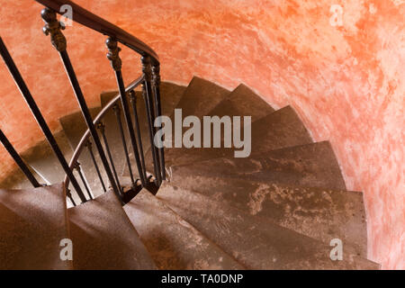 Antica scalinata a spirale in una vecchia dimora francese Foto Stock