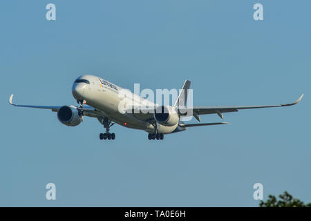 Singapore - Mar 27, 2019. D-AIXL Lufthansa Airbus A350-900 in atterraggio a Changi Airport (SIN). Il Changi è attualmente classificato il mondo aeroporto migliore da Skytra Foto Stock