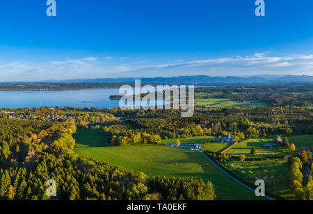 Lago Starnberger prima le Alpi della Ilkahöhe visto, Tutzing, 5-paese di mare, Alta Baviera, Baviera, Germania, Europa, Starnberger See Vor den Alpen Foto Stock