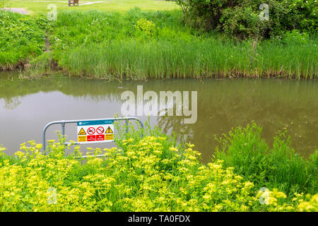Segnale di avvertimento n. nuoto, guardatevi le forti correnti, no immersioni subacquee di pericolo di ostruzioni, tillingham river, segala, east sussex, Regno Unito Foto Stock