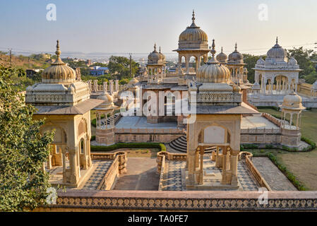 Gruppo di cenotaphs con il lago sullo sfondo, presso il Royal Gaitor, Jaipur, Rajasthan, India Foto Stock