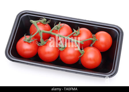 Ramo di pomodori ciliegia in un pacco di plastica, sfondo bianco Foto Stock