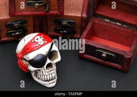 Il pirata scheletro con Treasure Chest su sfondo scuro Foto Stock