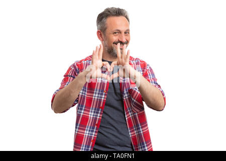 Uomo che indossa red plaid shirt grigia e t-shirt in abbigliamento casual fare l'amore concetto cuore gesto con le dita mentre sorridente isolato su bianco Foto Stock