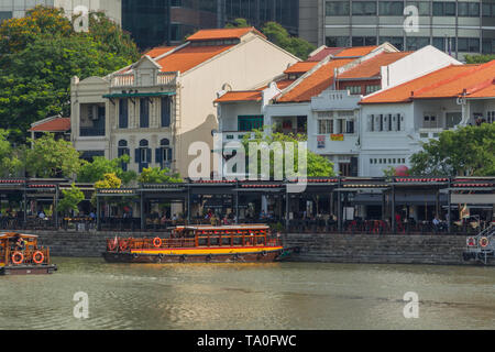 Boat Quay è un molo storico di Singapore, vicino alla foce del Fiume Singapore sulla sua banca del sud e a breve distanza a piedi di Marina Bay. Foto Stock
