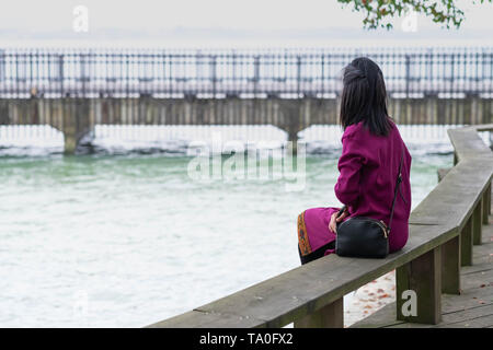 WUHAN-HUBEI/Cina, MAR 29-2019: Wuhan Botanic Garden. Vaga fanciulla sta guardando ad est del lago. Si tratta di una destinazione per il viaggio per un Foto Stock