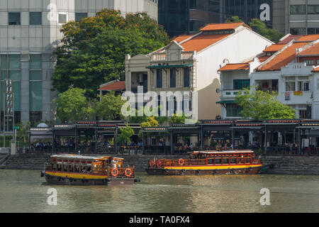 Boat Quay è un molo storico di Singapore, vicino alla foce del Fiume Singapore sulla sua banca del sud e a breve distanza a piedi di Marina Bay. Foto Stock