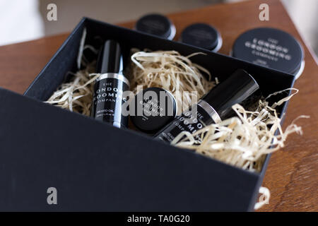 Cape Town, Sud Africa. Un set di mens prodotti da lui Londra Società Grooming collocato in una confezione regalo. Un regalo ideale per i padri giorno. Foto Stock