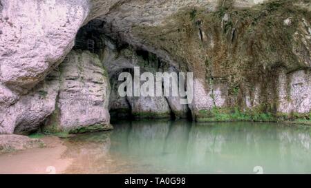 Il francese del paesaggio rurale in zona di montagna con drammatica del cielo Foto Stock