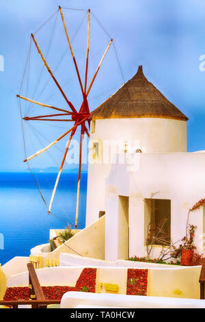 Isola di Santorini, Grecia, villaggio di Oia windmill close-up e case bianche Foto Stock