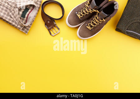 Mens caduta abiti casual flat lay su giallo Foto Stock