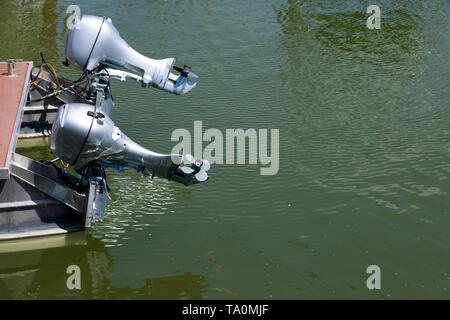 Coppia di medie dimensioni motori in barca al di fuori dell'acqua, corpi di argento Foto Stock