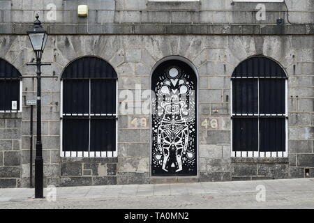 Porta Graffitied sul verde Aberdeen Foto Stock