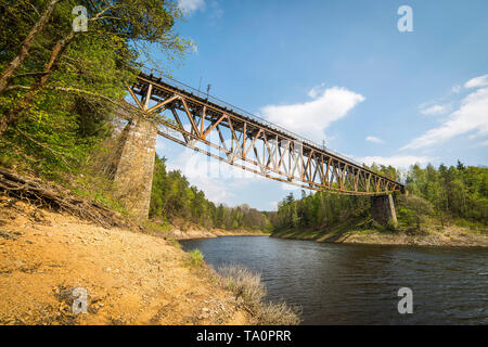 Il vecchio ponte ferroviario sul lago Pilchowice, Polonia Foto Stock