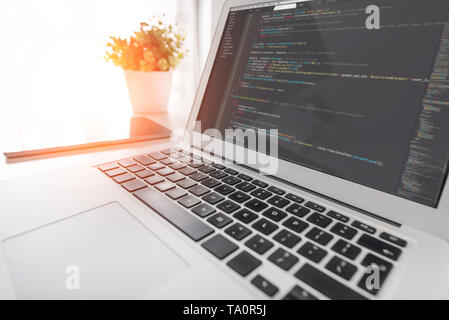 Il codice di programmazione su schermo di computer portatile. Linguaggio di codice, sito web developer workplace presso l'ufficio. Foto Stock